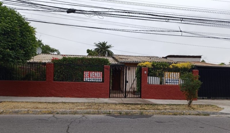 SE VENDE CASA 3D+1B, AMPLIO PATIO