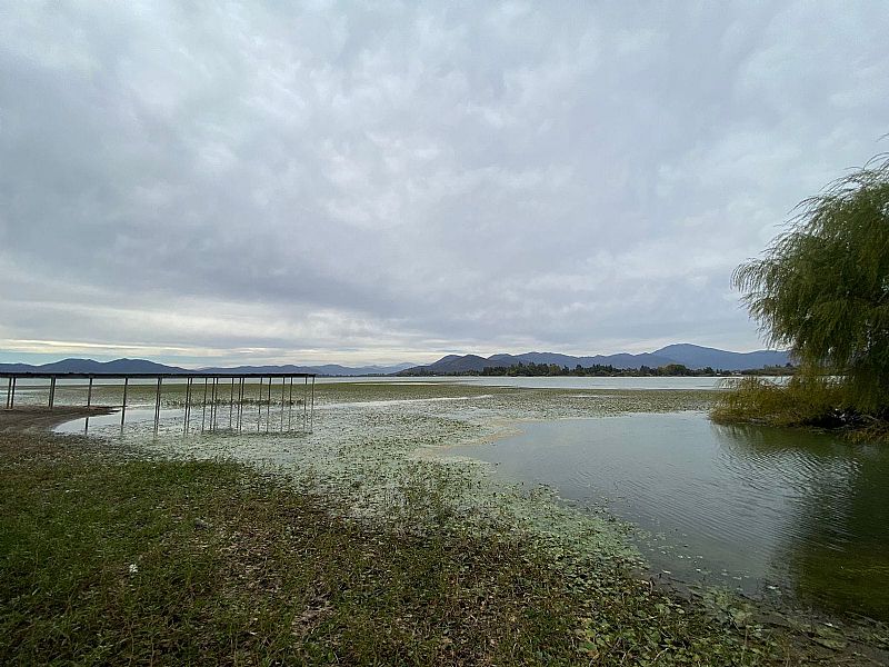 SE VENDE CASA ORILLA LAGO RAPEL, GRAN TERRENO...          