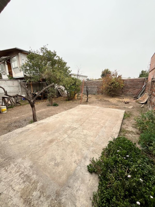 SE VENDE AMPLIA CASA CON PATIO...                                        