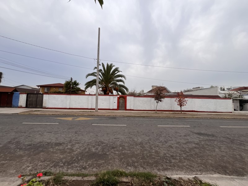 SE VENDE AMPLIA CASA CON PATIO Y GALPONES...                  