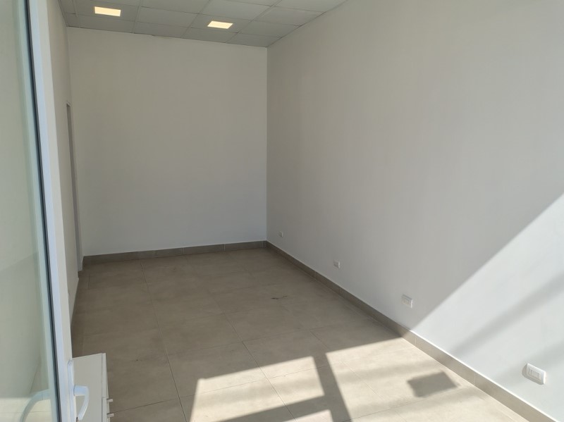 LOCAL A LA CALLE EN STRIP CENTER 22,49 M2 C/ESTACIONAMIENTO