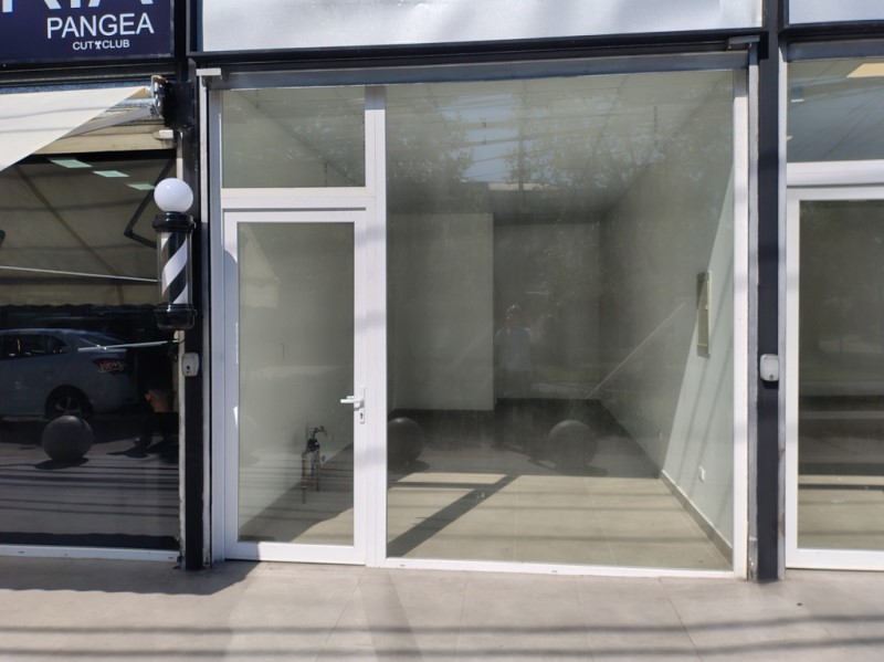 LOCAL A LA CALLE EN STRIP CENTER 25,6 M2 C/BA�O...&nbsp; &nbsp; &nbsp; 
