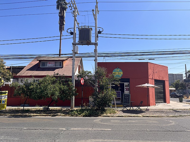 SE VENDE CASA ESQUINA CON DOS LOCALES COMERCIALES